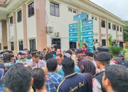 ‎Ratusan Warga Torobulu Kawal PN Andoolo, Suarakan Dukungan untuk PT WIN