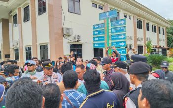 ‎Ratusan Warga Torobulu Kawal PN Andoolo, Suarakan Dukungan untuk PT WIN