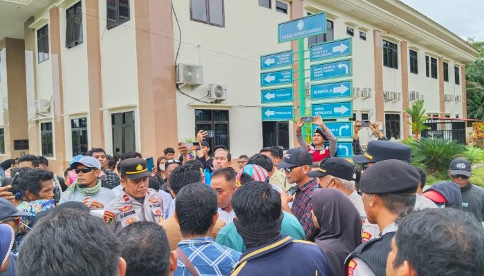 ‎Ratusan Warga Torobulu Kawal PN Andoolo, Suarakan Dukungan untuk PT WIN