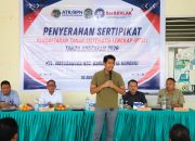 Wakil Ketua Komisi II DPR RI Bahtra Kawal Penyerahan Sertifikat Program PTSL di Kendari