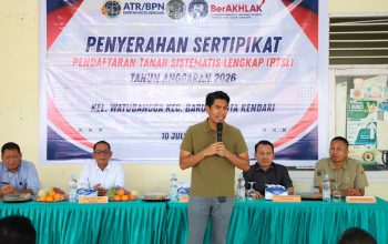 Wakil Ketua Komisi II DPR RI Bahtra Kawal Penyerahan Sertifikat Program PTSL di Kendari