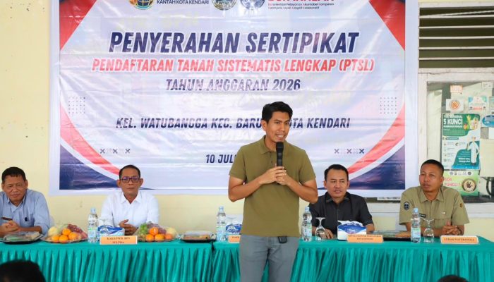 Wakil Ketua Komisi II DPR RI Bahtra Kawal Penyerahan Sertifikat Program PTSL di Kendari