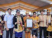 ‎Resmi Pecahkan Rekor Dunia! 1.228 Dulang Tradisional Muna Catat Sejarah di Silaturahmi Akbar KKMM Sultra