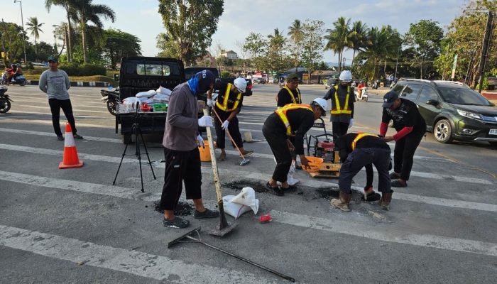 Komunitas Abulangit Official Gelar Aksi Sosial Tambal Jalan Berlubang Yang ke 191 titik di Kota Kendari