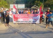 ADOS Sultra Sampaikan Aspirasi dan Bagikan Bendera Merah Putih di Kota Kendari