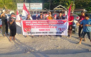 ADOS Sultra Sampaikan Aspirasi dan Bagikan Bendera Merah Putih di Kota Kendari
