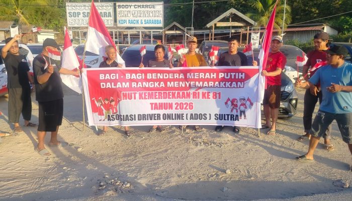 ADOS Sultra Sampaikan Aspirasi dan Bagikan Bendera Merah Putih di Kota Kendari