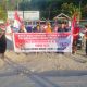 ADOS Sultra Sampaikan Aspirasi dan Bagikan Bendera Merah Putih di Kota Kendari