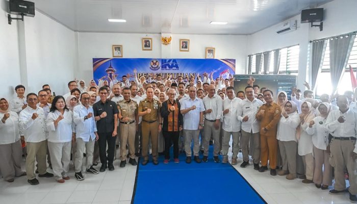 Hadiri Pengukuhan IKA Smansa Kendari, Gubernur Beberkan Prioritas Pembangunan Sultra