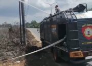 Respon Cepat Personel SAR Ditsamapta Polda Sultra Lakukan Penyiraman Lahan Terbakar di Poasia