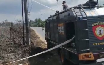 Respon Cepat Personel SAR Ditsamapta Polda Sultra Lakukan Penyiraman Lahan Terbakar di Poasia