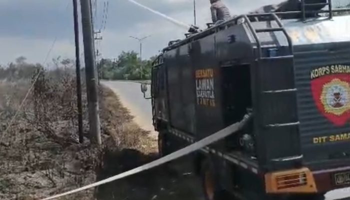 Respon Cepat Personel SAR Ditsamapta Polda Sultra Lakukan Penyiraman Lahan Terbakar di Poasia