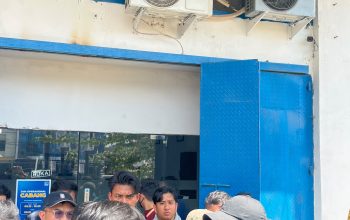 ‎Dugaan Penarikan Paksa Memanas: KMPD Sultra Segel Kantor BFI Finance Kendari