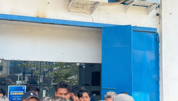 ‎Dugaan Penarikan Paksa Memanas: KMPD Sultra Segel Kantor BFI Finance Kendari
