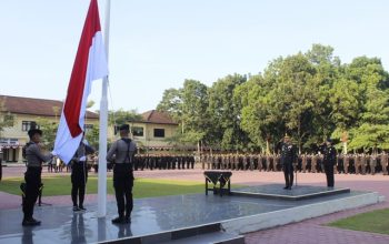 Pimpin Upacara HUT ke-81 RI, Wakapolda Sultra Ingatkan Integritas dan Profesionalisme Polri