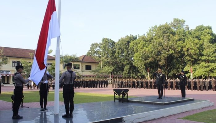 Pimpin Upacara HUT ke-81 RI, Wakapolda Sultra Ingatkan Integritas dan Profesionalisme Polri