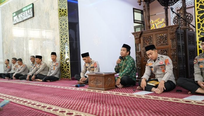 Binrohtal Polda Sultra, Ustadz Abdul Gafar: Al-Qur’an Benteng Utama Cegah Judi, Miras, dan Penyimpangan Sosial