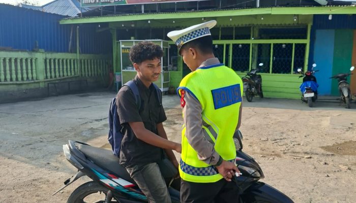 Tegur Pengendara Tanpa Helm SNI di U-Turn RS Bahteramas, Ditlantas Polda Sultra Kedepankan Edukasi Keselamatan