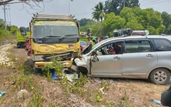Truk Nekat Menyalip di Jalan Moramo, Avanza Berisi 7 Penumpang Jadi Sasaran Tabrakan