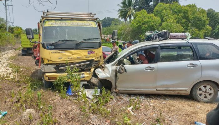 Truk Nekat Menyalip di Jalan Moramo, Avanza Berisi 7 Penumpang Jadi Sasaran Tabrakan
