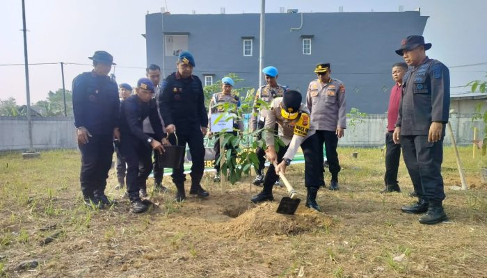 Wujudkan Sinergi Polisi dan Masyarakat, Wakapolda Sultra Galakkan Green Policing di Terminal Baruga 